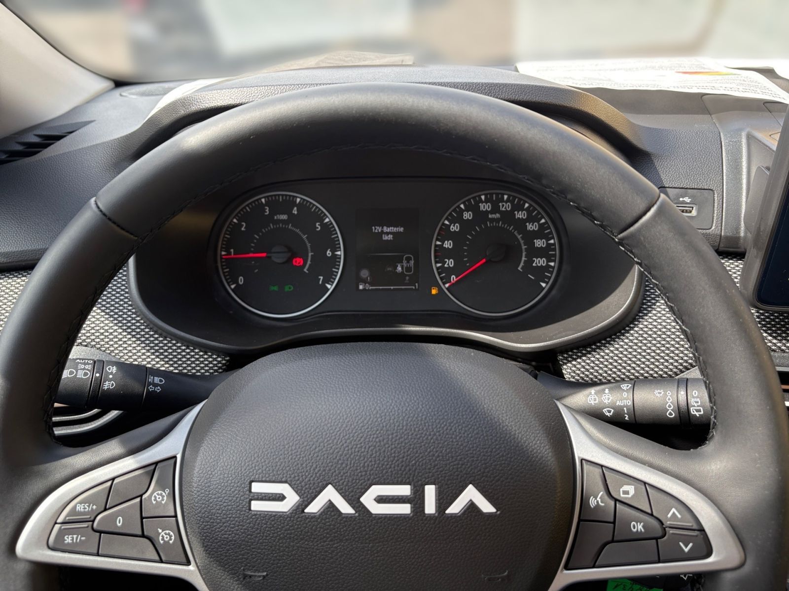 Fahrzeugabbildung Dacia Sandero III Stepway Expression TCE 90*Schiebedac