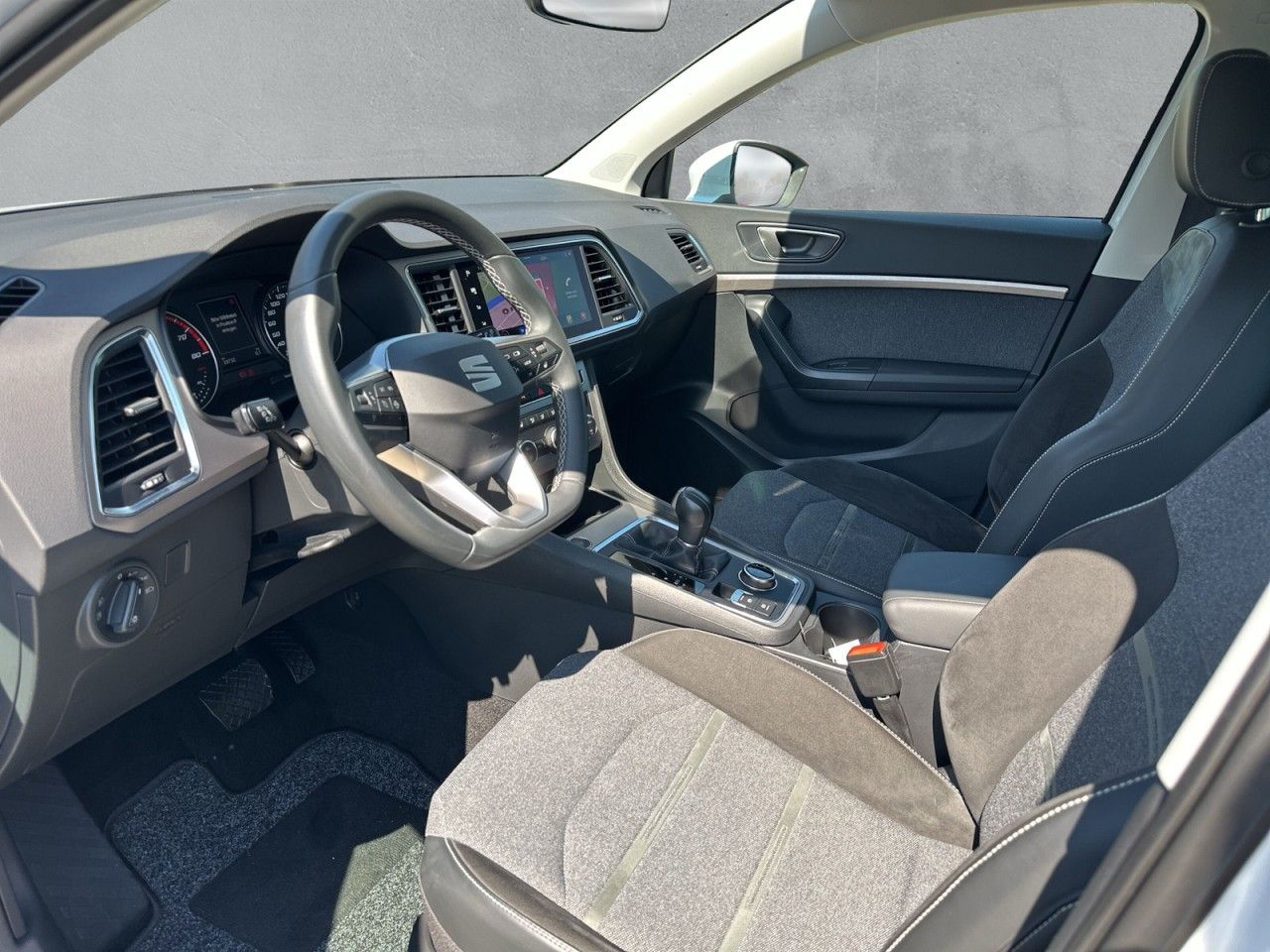 Fahrzeugabbildung SEAT Ateca Xperience 1.5 TSI ACT 150 PS DSG*AHK* - mit KI generiert/bearbeitet