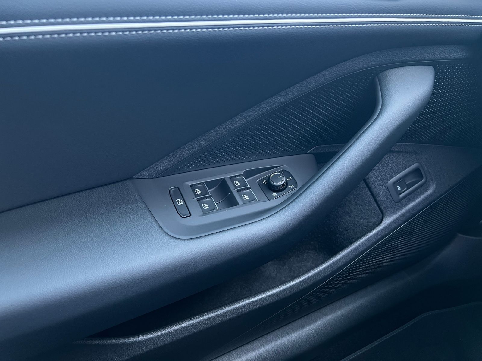Fahrzeugabbildung Volkswagen Passat Variant Elegance 1.5 eTSI DSG *AHK,IQ-Lig