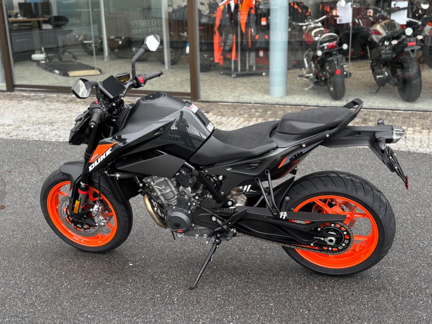 Fahrzeugabbildung KTM 790 Duke Modell 2026 mitTech Pack auch in Schwar