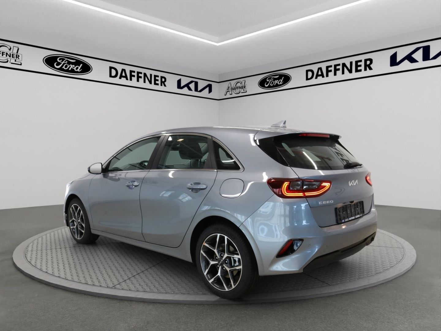 Fahrzeugabbildung Kia Ceed Spirit 1,5 Automatik Kamera Navi SHZ Tempom