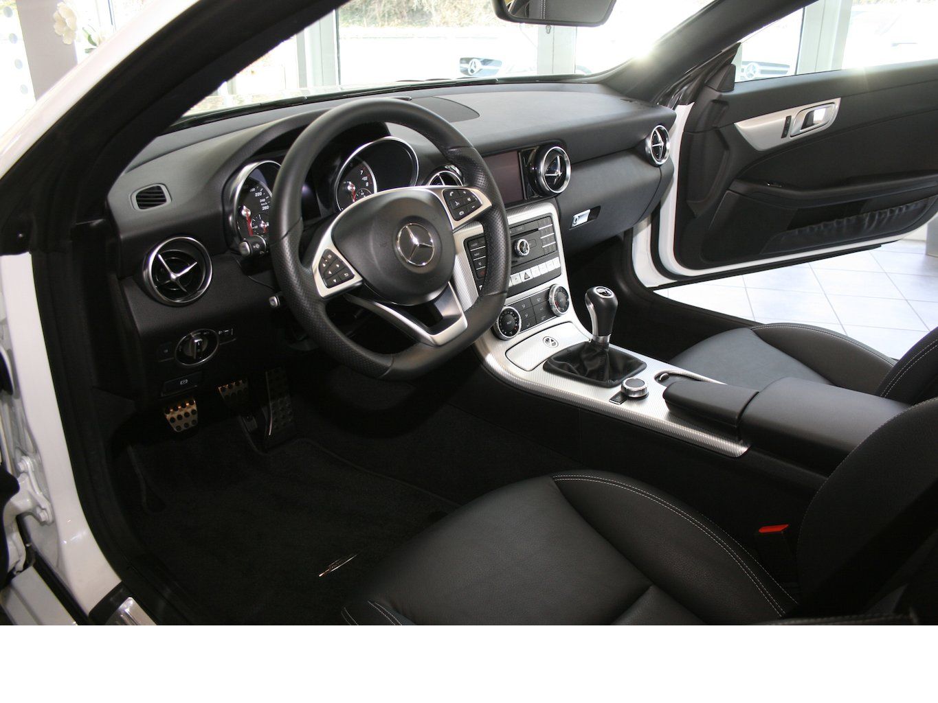 Fahrzeugabbildung Mercedes-Benz SLC 180 *Panorama-Dach*Totwinkel*Navi*LED*PTS