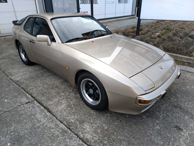 Porsche 944