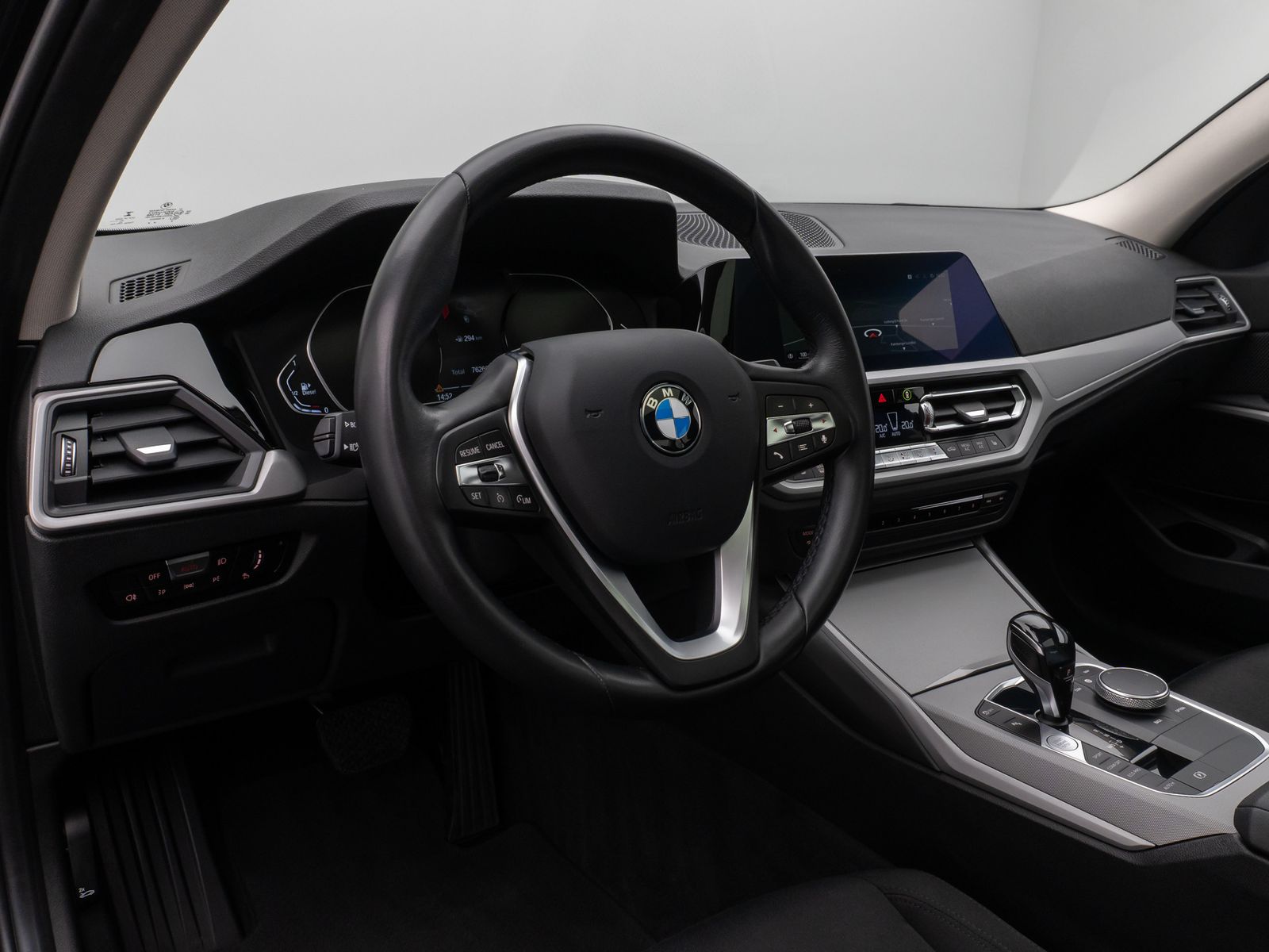 Fahrzeugabbildung BMW 320d xD  Glasdach Kamera DAB Geschwindigkeitsreg