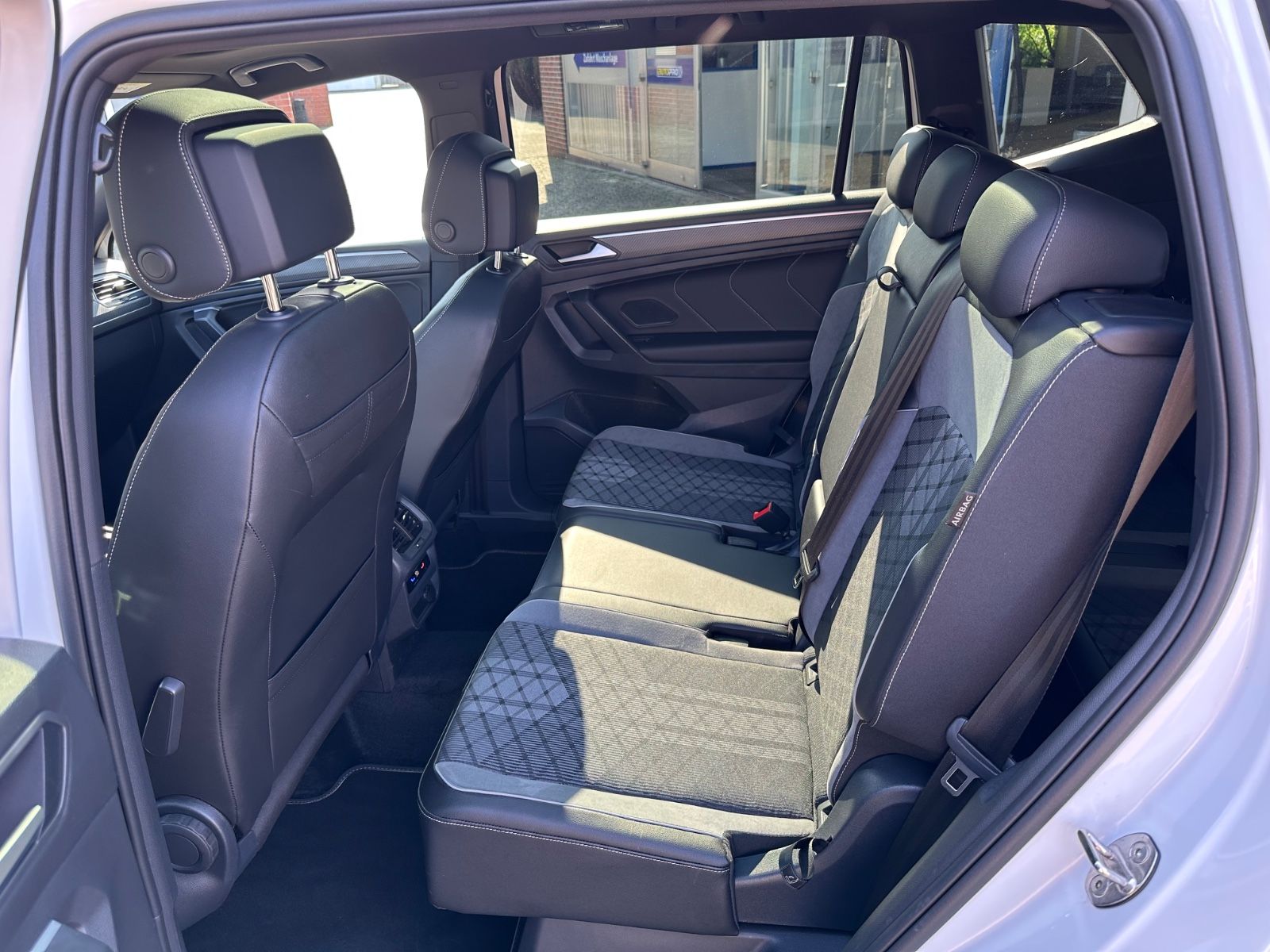 Fahrzeugabbildung Volkswagen Tiguan Allspace 2.0 TDI 4M R-Line Pano/AHK/7-Sit