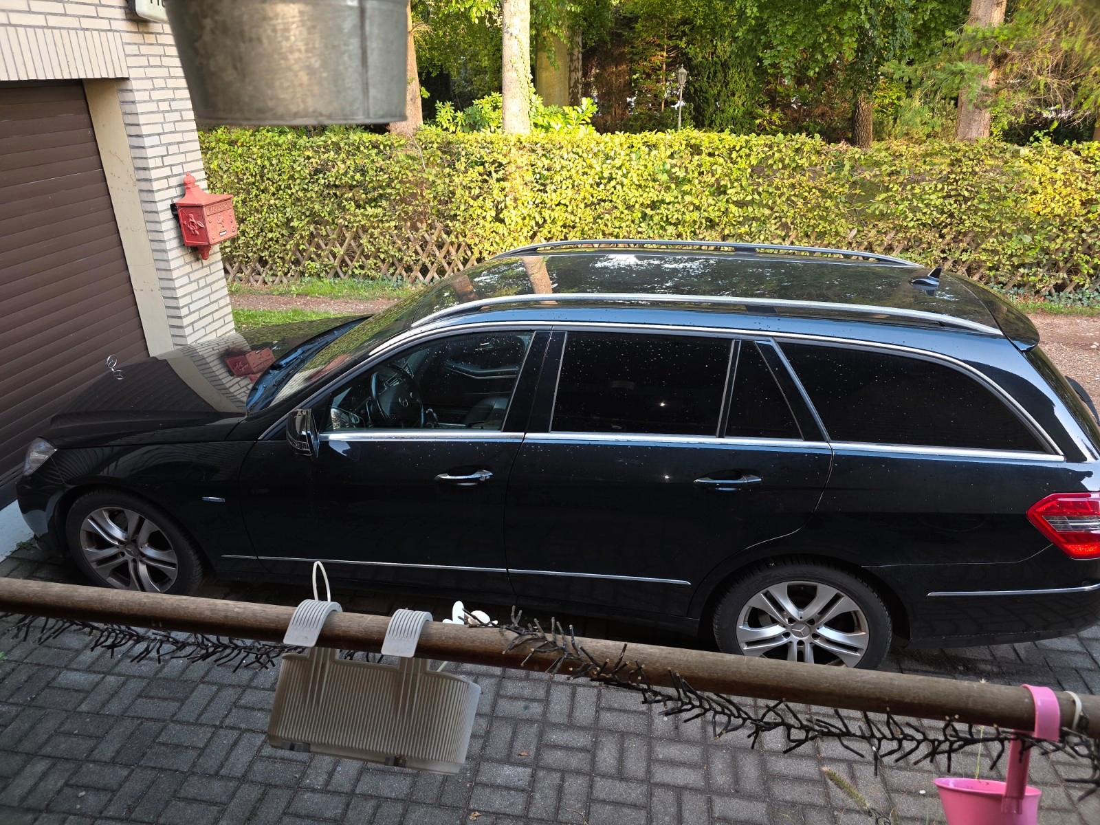 Mercedes-Benz E200 2011 — вигляд ззаду
