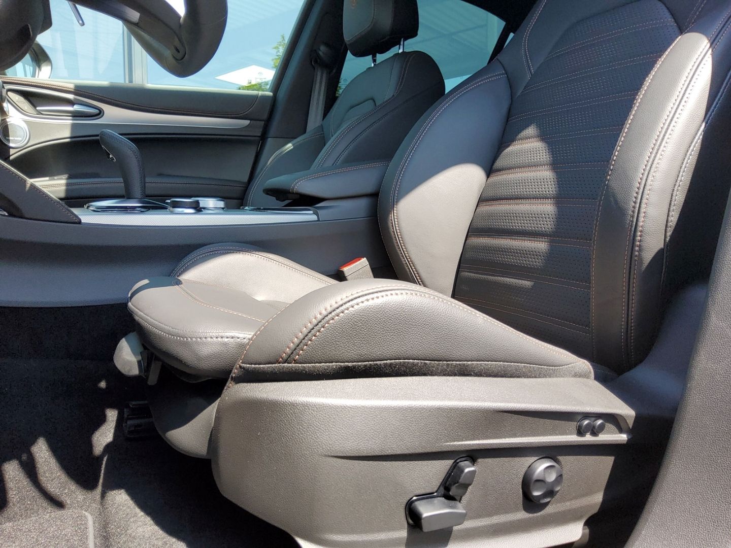 Fahrzeugabbildung Alfa Romeo Stelvio Intensa Sondermodell, Navi, 360°, 1,99%