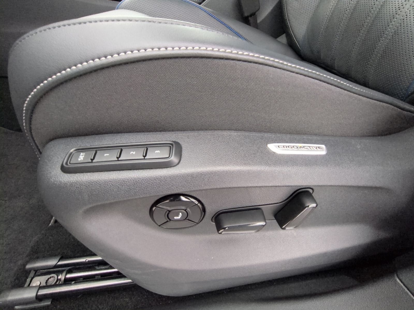 Tiguan 2.0 TDI DSG R-Line KAMERA+LEDER+AHK