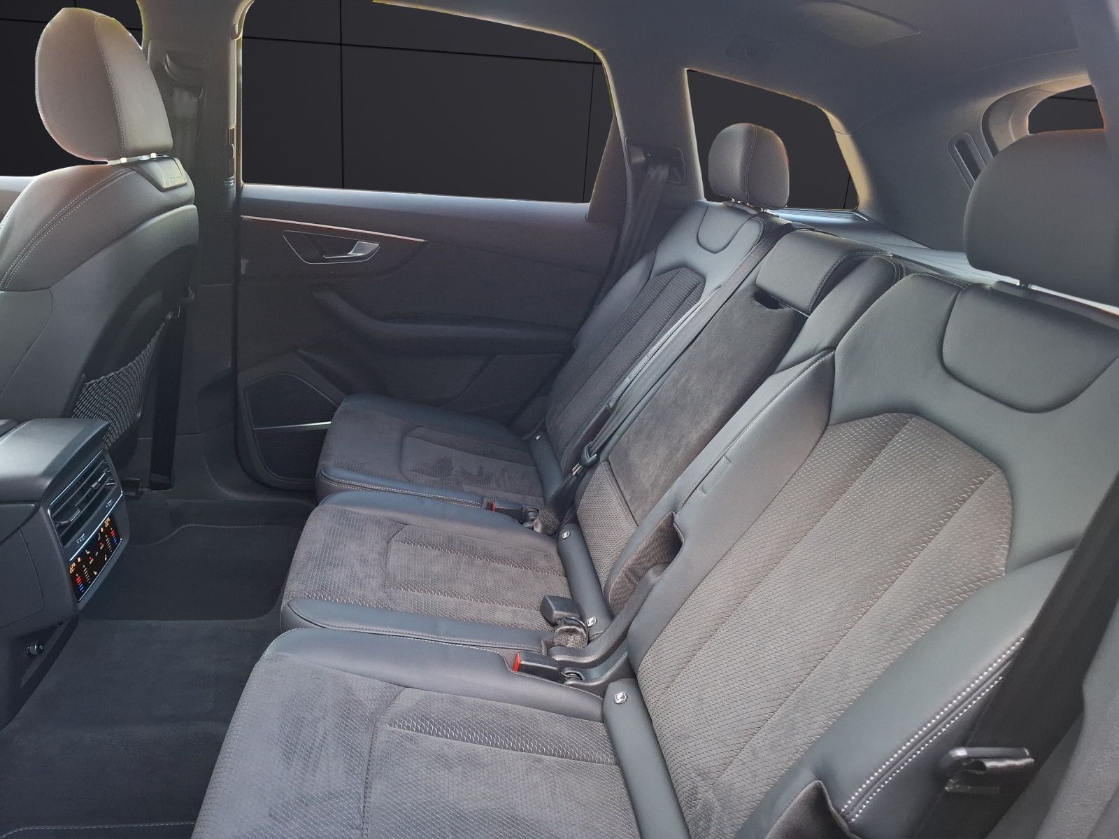 Fahrzeugabbildung Audi SQ7 4.0 TFSI comp. plus Matrix Standhzg Navi Luf