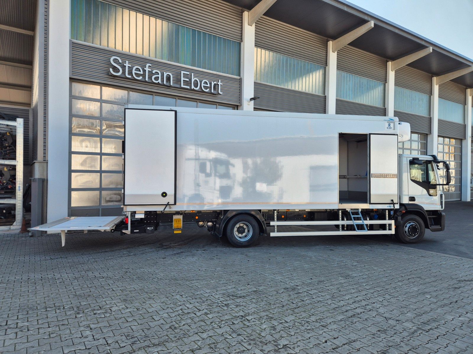 Fahrzeugabbildung Iveco Eurocargo ML160E28/P Carrier Supra 1250 LBW Tür