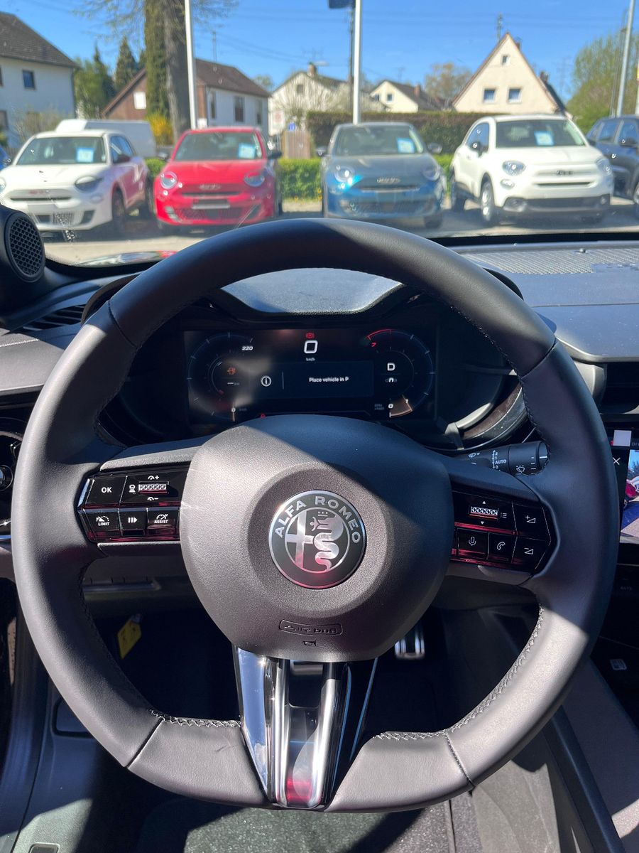 Fahrzeugabbildung Alfa Romeo Junior Ibrida 1.2 VGT 48V-Hybrid 107 kW Ti