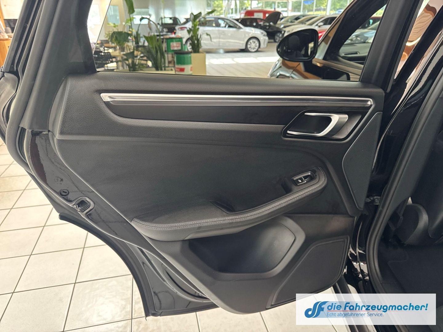 Fahrzeugabbildung Porsche Macan DE-Auto Pano Navi Memory S Soundsy LED Dyn