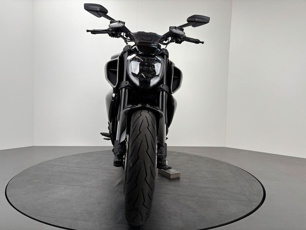 Fahrzeugabbildung Ducati DIAVEL V4 *SEITL. KENNZEICHENHALTER *NEUWERTIG