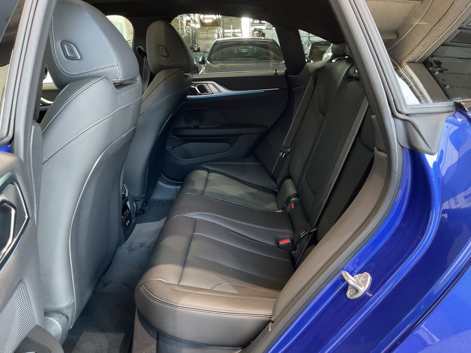 Fahrzeugabbildung BMW i4 xDrive40 *AHK *Glasdach *M Sportpaket pro