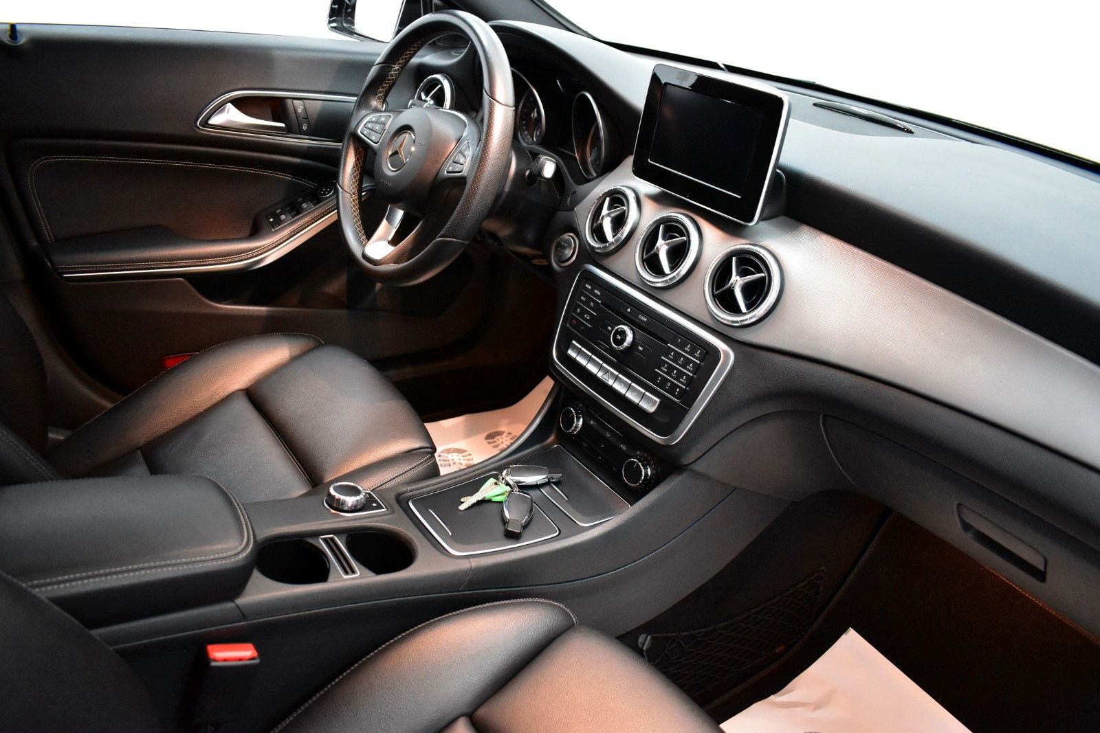 Fahrzeugabbildung Mercedes-Benz CLA 180 SB, Urban Leder,Navi,LED,8fach bereift!