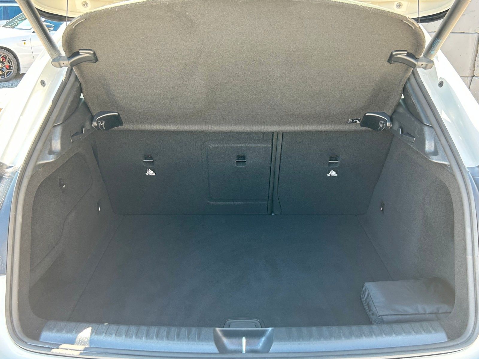 Fahrzeugabbildung Mercedes-Benz GLA 200 7-Gtronic Navi LED PDC SHZ 360° Kamera
