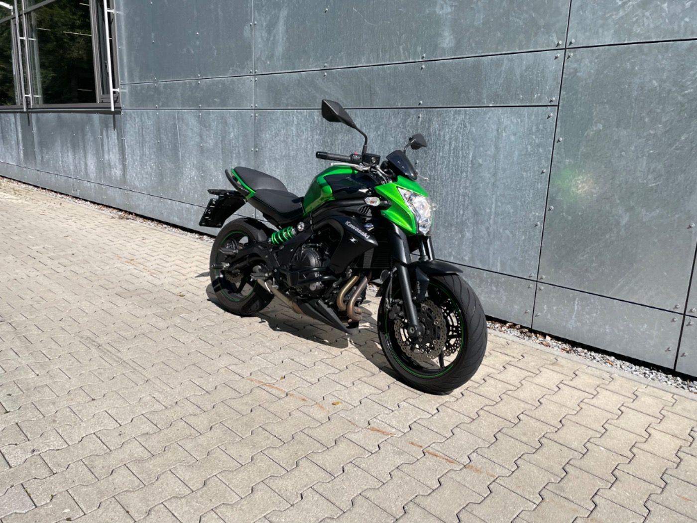 Fahrzeugabbildung Kawasaki ER 6 N ABS mit Tieferlegung und niedrigem Sitz