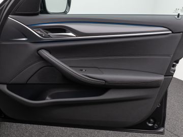 Fahrzeugabbildung BMW 530e M Sport Kamera Laser HUD DAB HiFi Komfort
