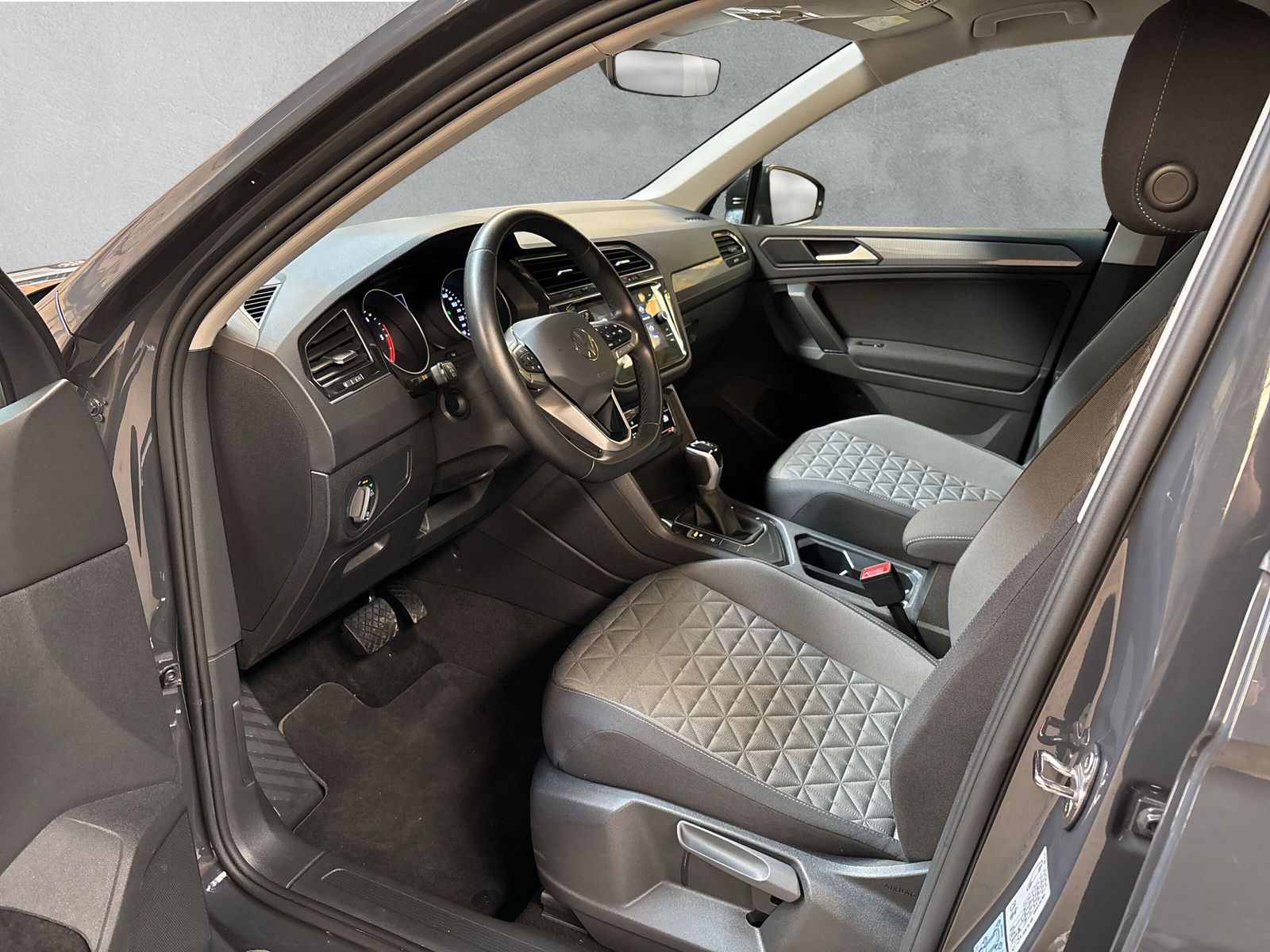 Fahrzeugabbildung Volkswagen Tiguan Life 2.0 TDI DSG AHK App-Connect RFK
