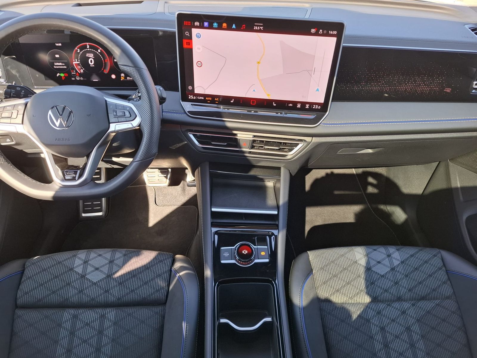 Fahrzeugabbildung Volkswagen Tiguan 2.0 TDI 4M R-Line BLACK*PAN*HK*AHK*MATRIX