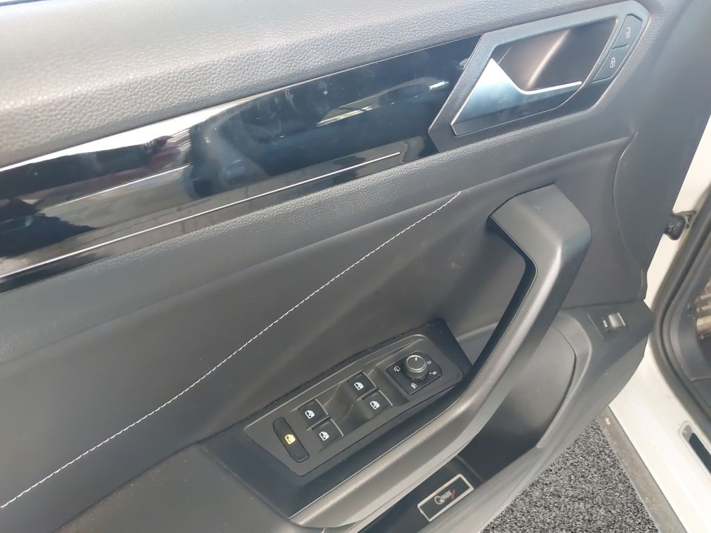 Fahrzeugabbildung Volkswagen T-Roc 1.5 TSI DSG R-Line AHZV LED ACC