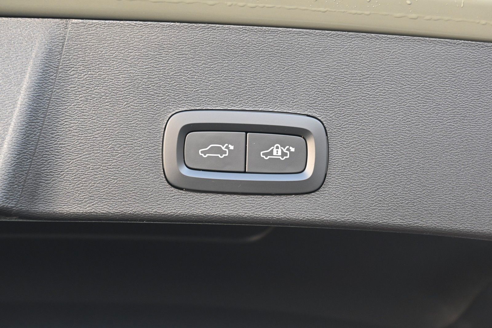 Fahrzeugabbildung Volvo XC40 T4 Recharge Plus Dark*LED*STHZ*CAM*AHK