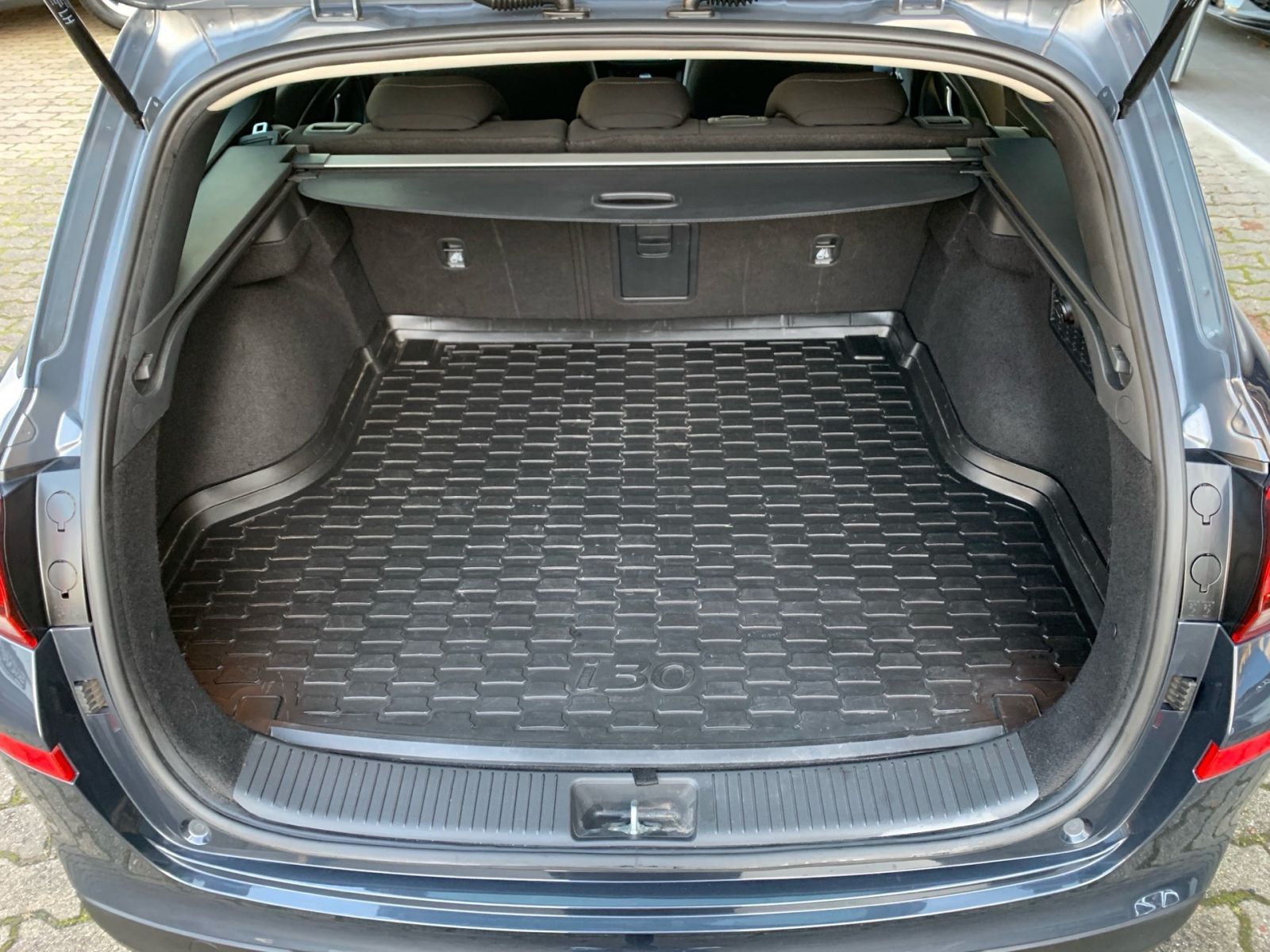 Fahrzeugabbildung Hyundai i30 Kombi 1.0 T-GDI Intro Edition Mild-Hybrid AH