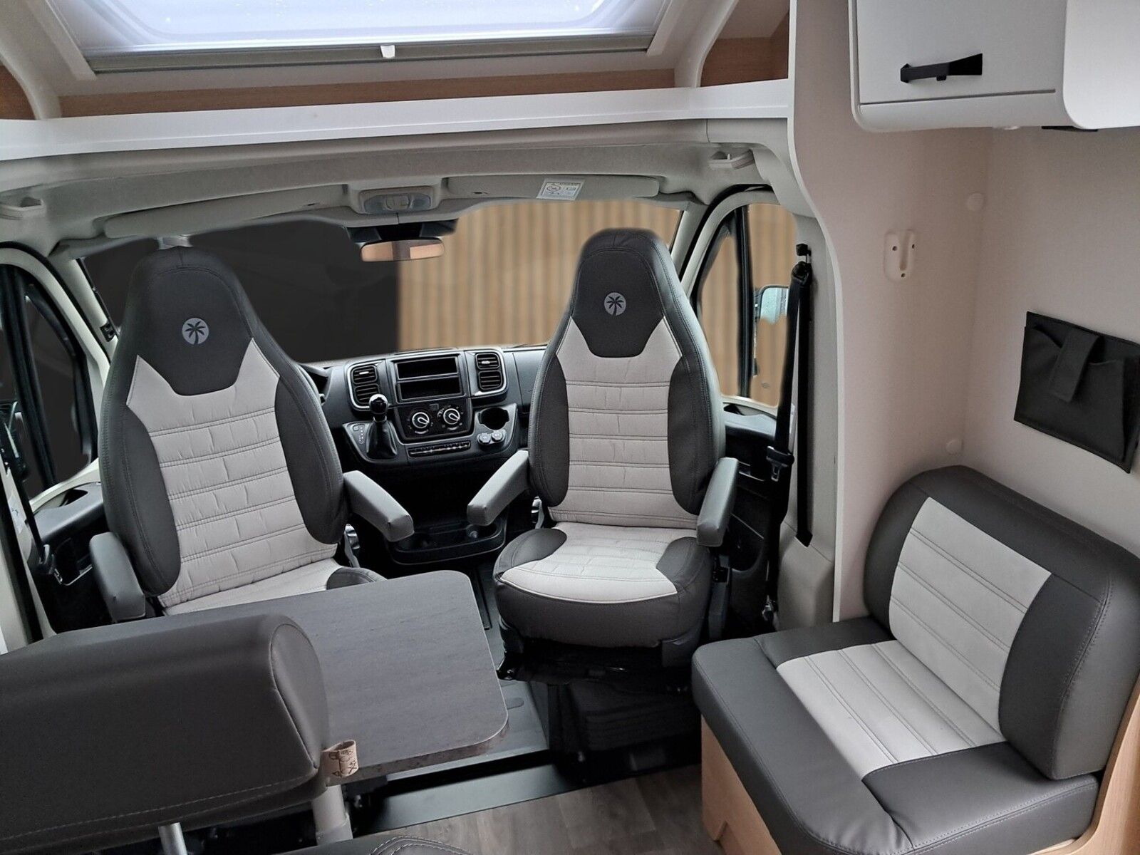 Fahrzeugabbildung Sunlight Adventure T 66S Automatik, Dörr Edition, TV