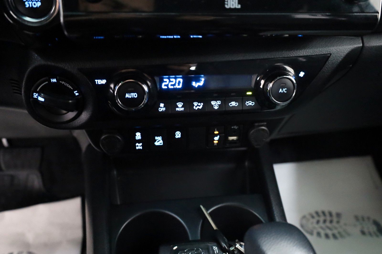 Fahrzeugabbildung Toyota Hilux 2.8 D-4D 4x4Invincible,Leder,ACC,Rollo,AHK