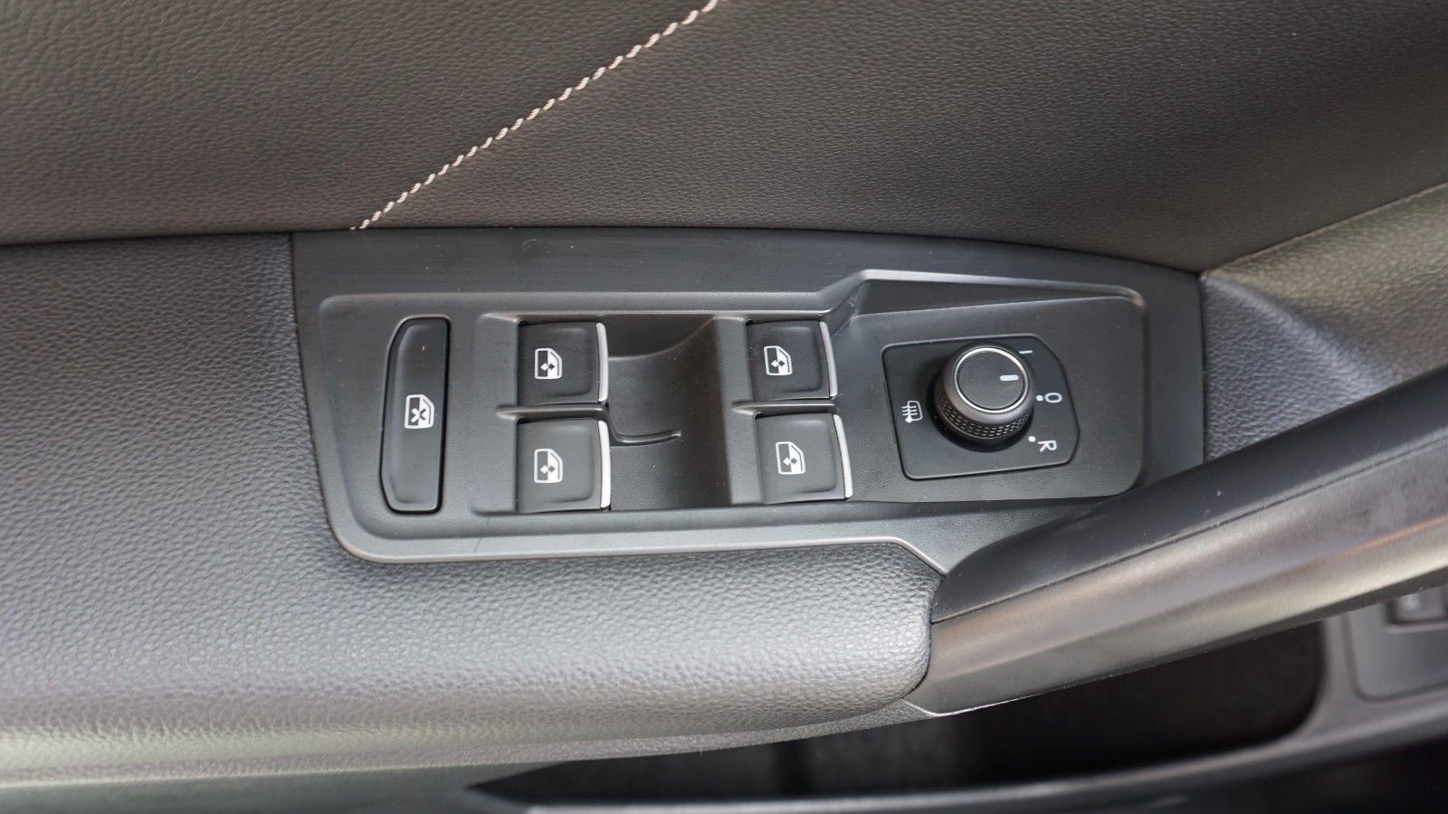 Fahrzeugabbildung Volkswagen Tiguan Allspace R-Line 4M LED,Navi,PDC,AHK
