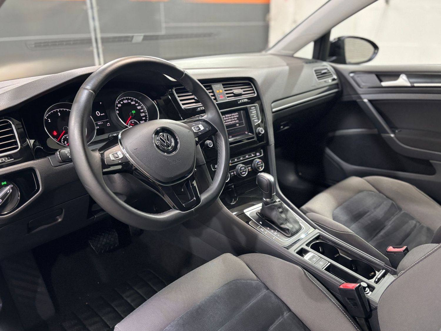 Fahrzeugabbildung Volkswagen Golf Highline BMT#Bi-Xenon#Ambiente#PDC#DAB#Alca