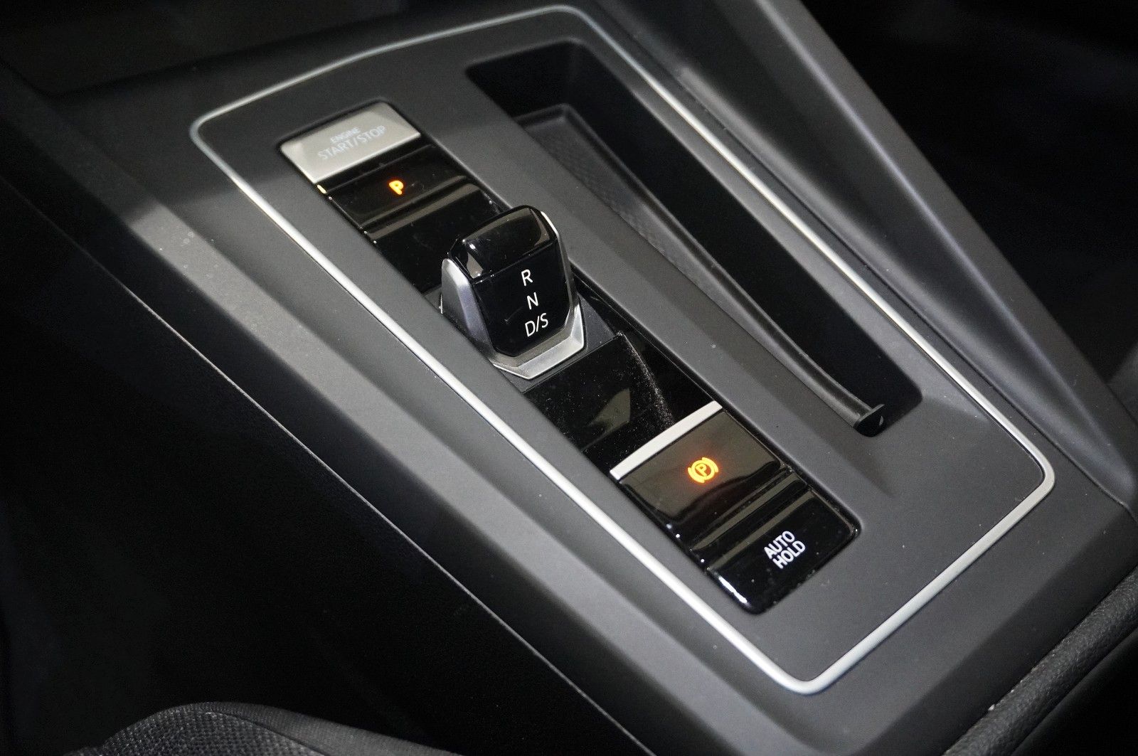 Fahrzeugabbildung Volkswagen Golf VIII Lim. 1.0 E-TSI DSG LIFE NAVI/LED/DAB+