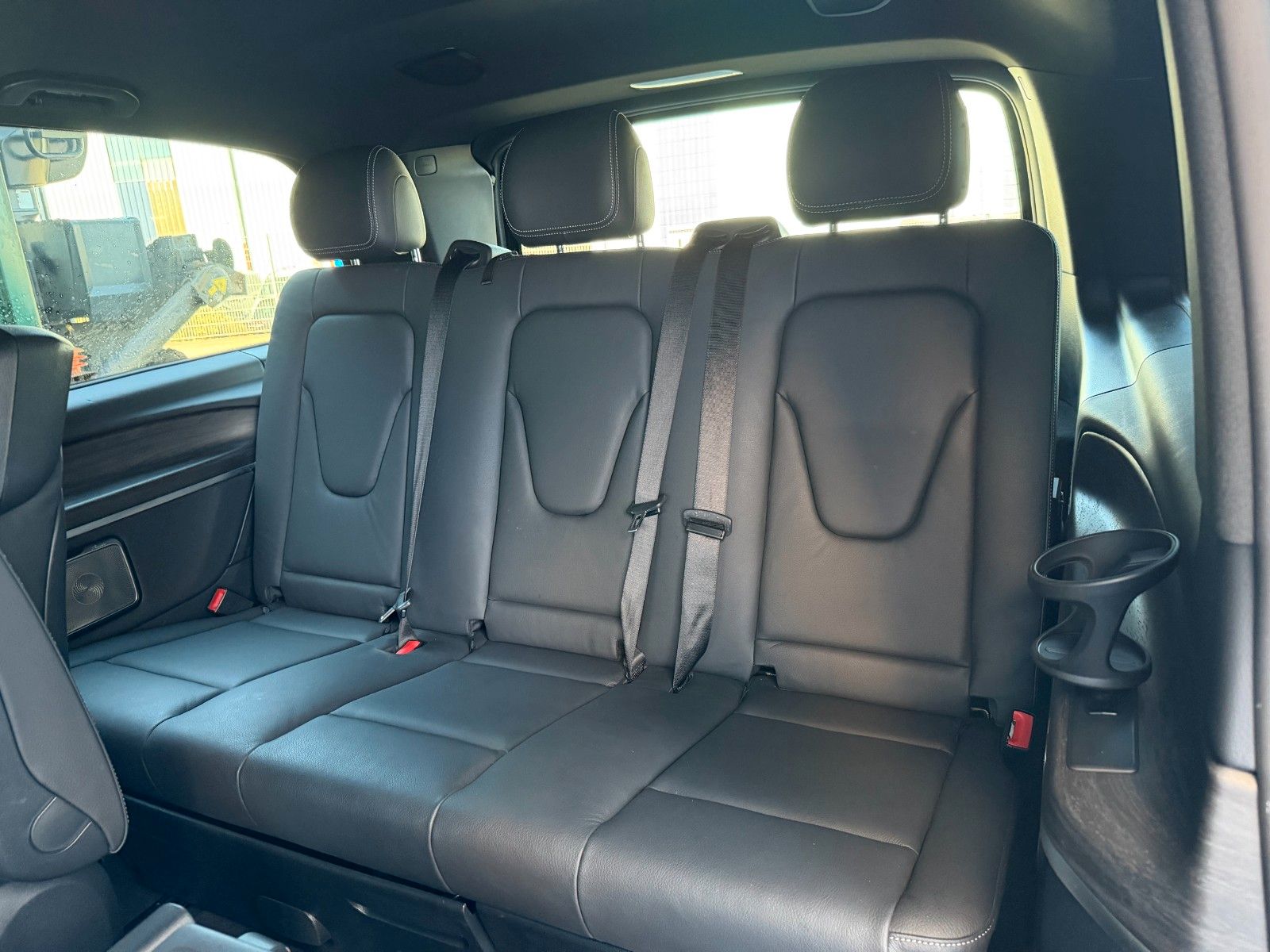 Fahrzeugabbildung Mercedes-Benz V 300 d AVA 4MATIC Liege AHK2,5to AIRMATIC Stdh