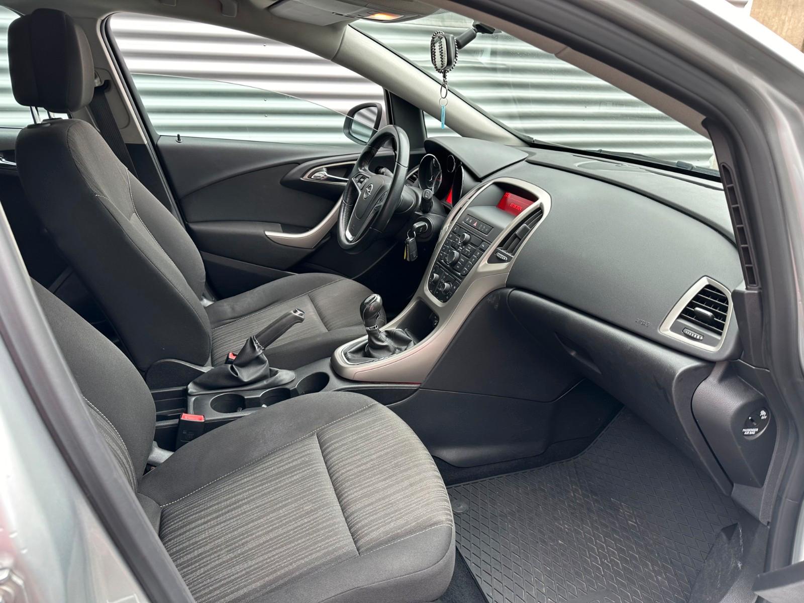 Opel Astra 2012 — photo 10