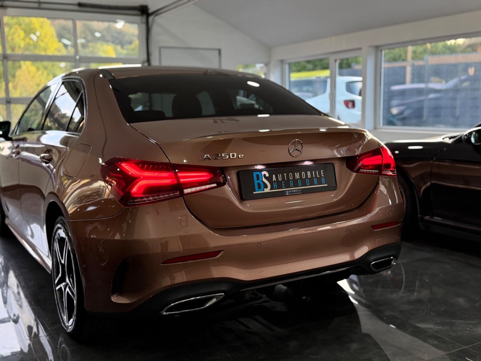Mercedes-Benz A250e/AMG/Night/Pano/Widescreen/Kamera/Distronic