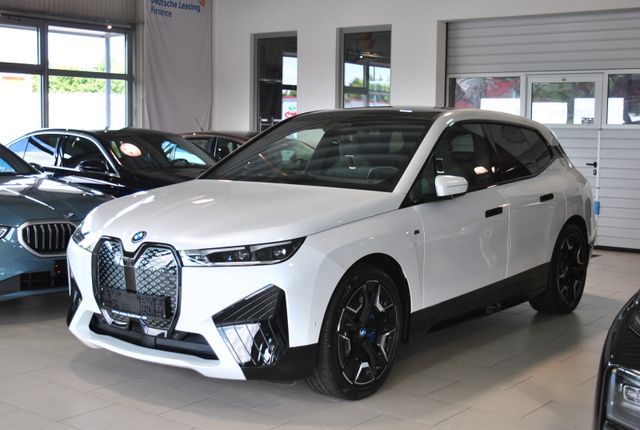 BMW iX M60 AHK B&W Luftfeder 8-fach/21"-22" PanoSky