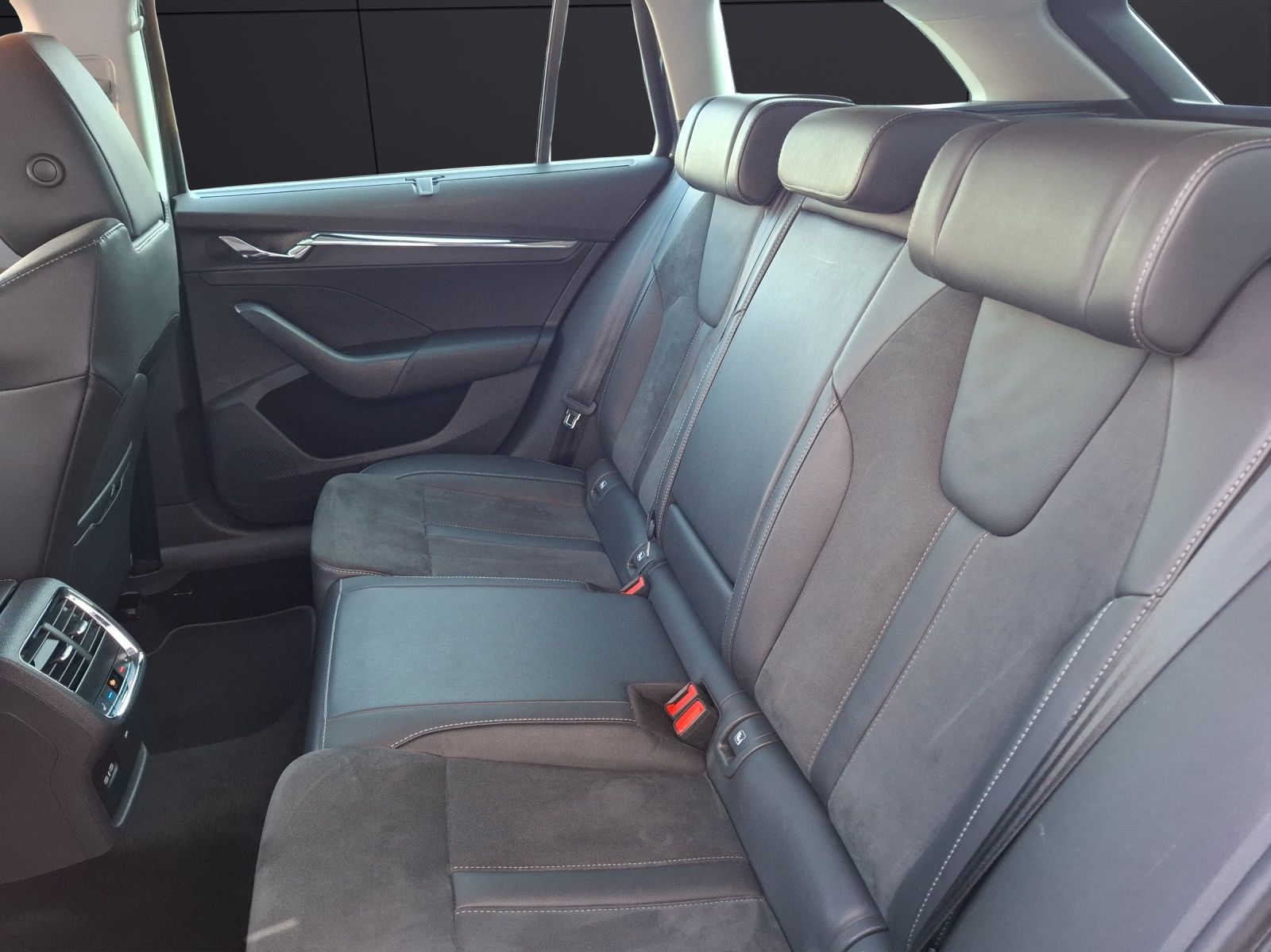 Fahrzeugabbildung SKODA Octavia Combi TSI Style Matrix Navi HUD ACC AHK