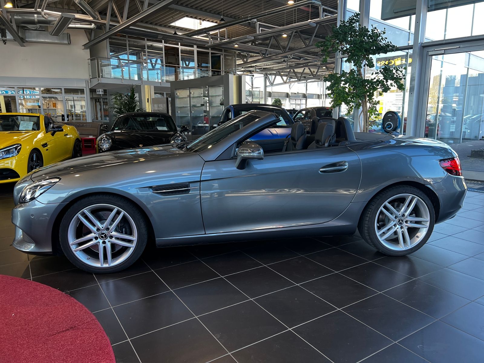 Fahrzeugabbildung Mercedes-Benz SLC 300 Memory AIRSCARF AHK LED