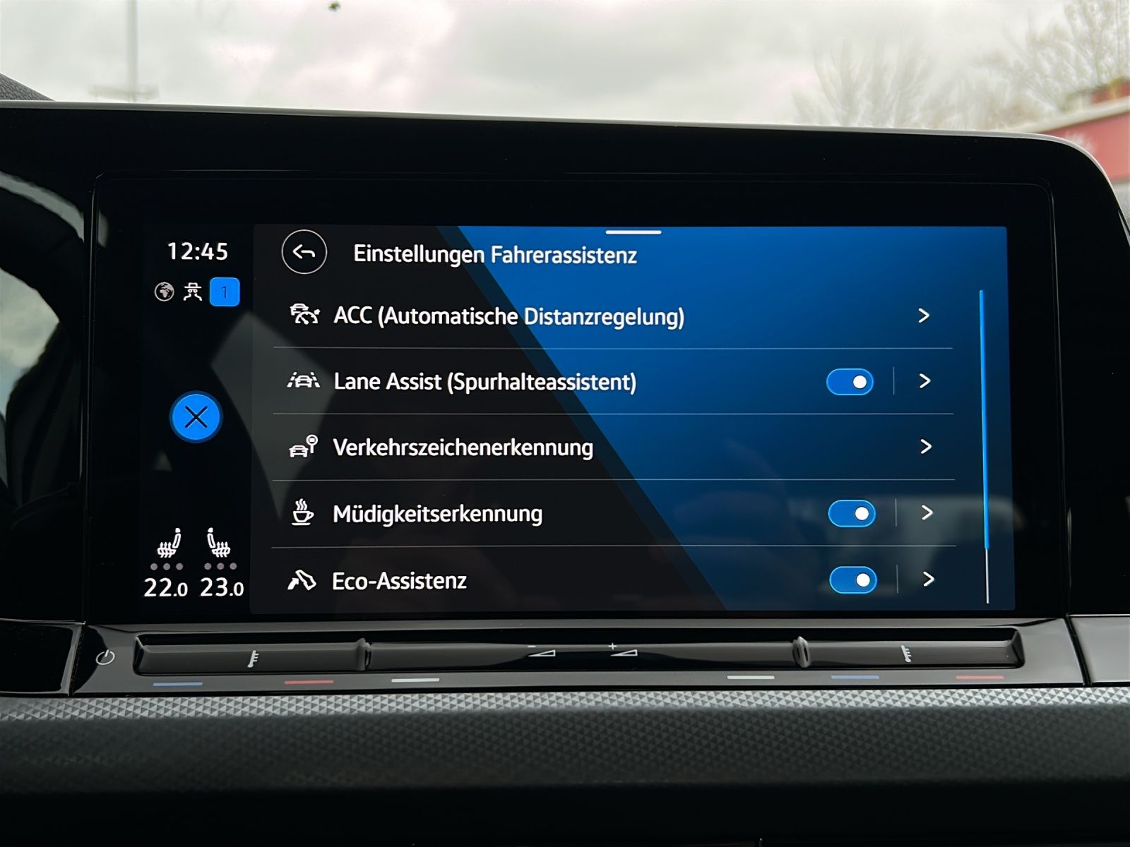 Fahrzeugabbildung Volkswagen Golf VIII TSI Active LED AHK Navi AID ACC RFK SH