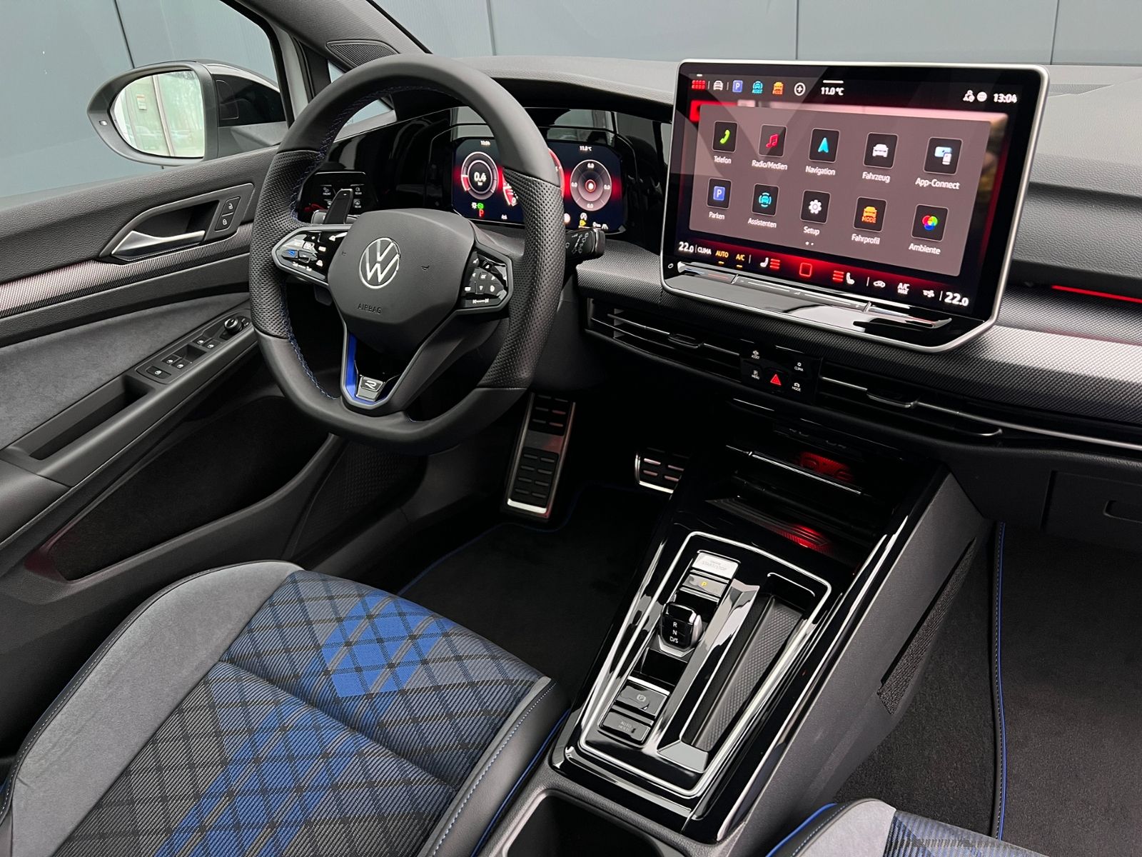 Fahrzeugabbildung Volkswagen Golf VIII R 2.0 TSI DSG 4MOTION *IQ.Light, Black