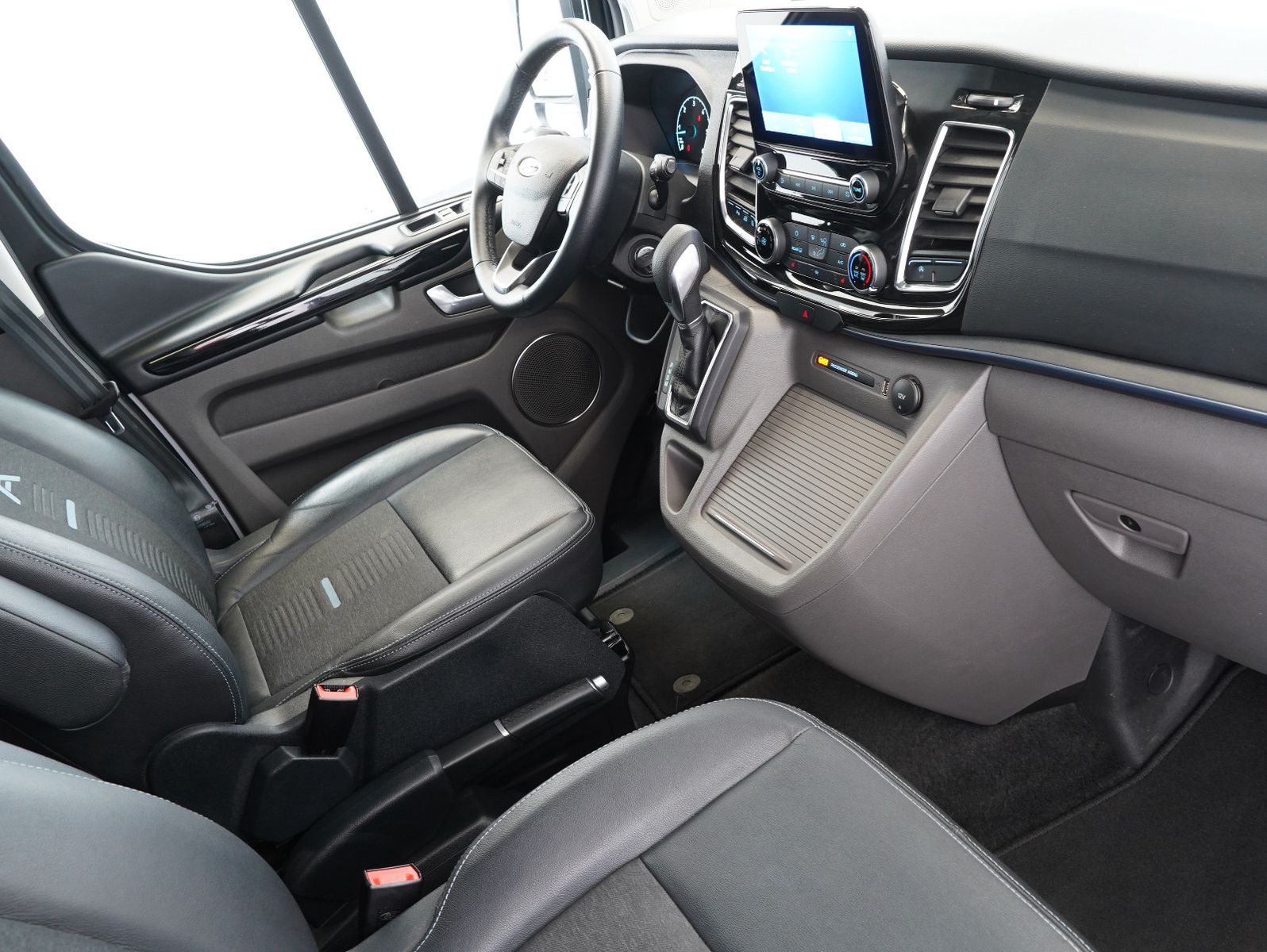 Fahrzeugabbildung Ford Tourneo Custom 320 L2 Active 8-SITZER/XENON