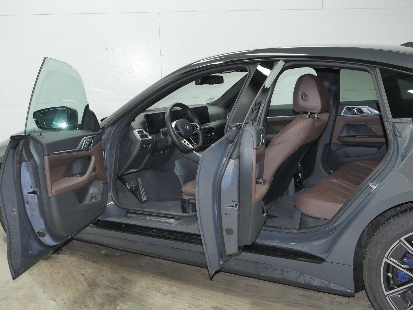 Fahrzeugabbildung BMW i4 xDrive40 Gran Coupé, Parking Assistant Plus