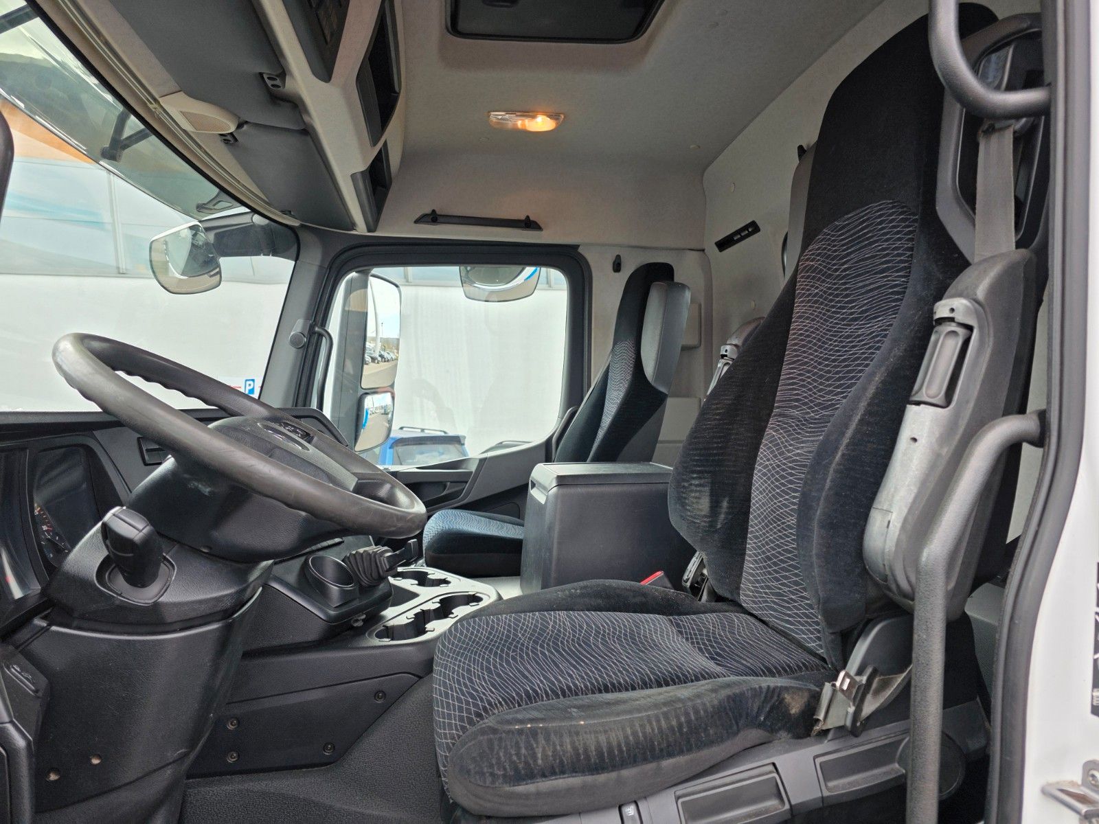Fahrzeugabbildung Mercedes-Benz Arocs 1832 KK 4x2 Kran MKG HLK 116 A3 Funk