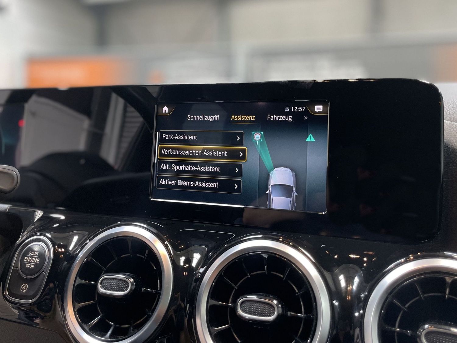 Fahrzeugabbildung Mercedes-Benz B 180 d#MBUX#Spur#Leder#CarPlay#ACC#V.erkennung#
