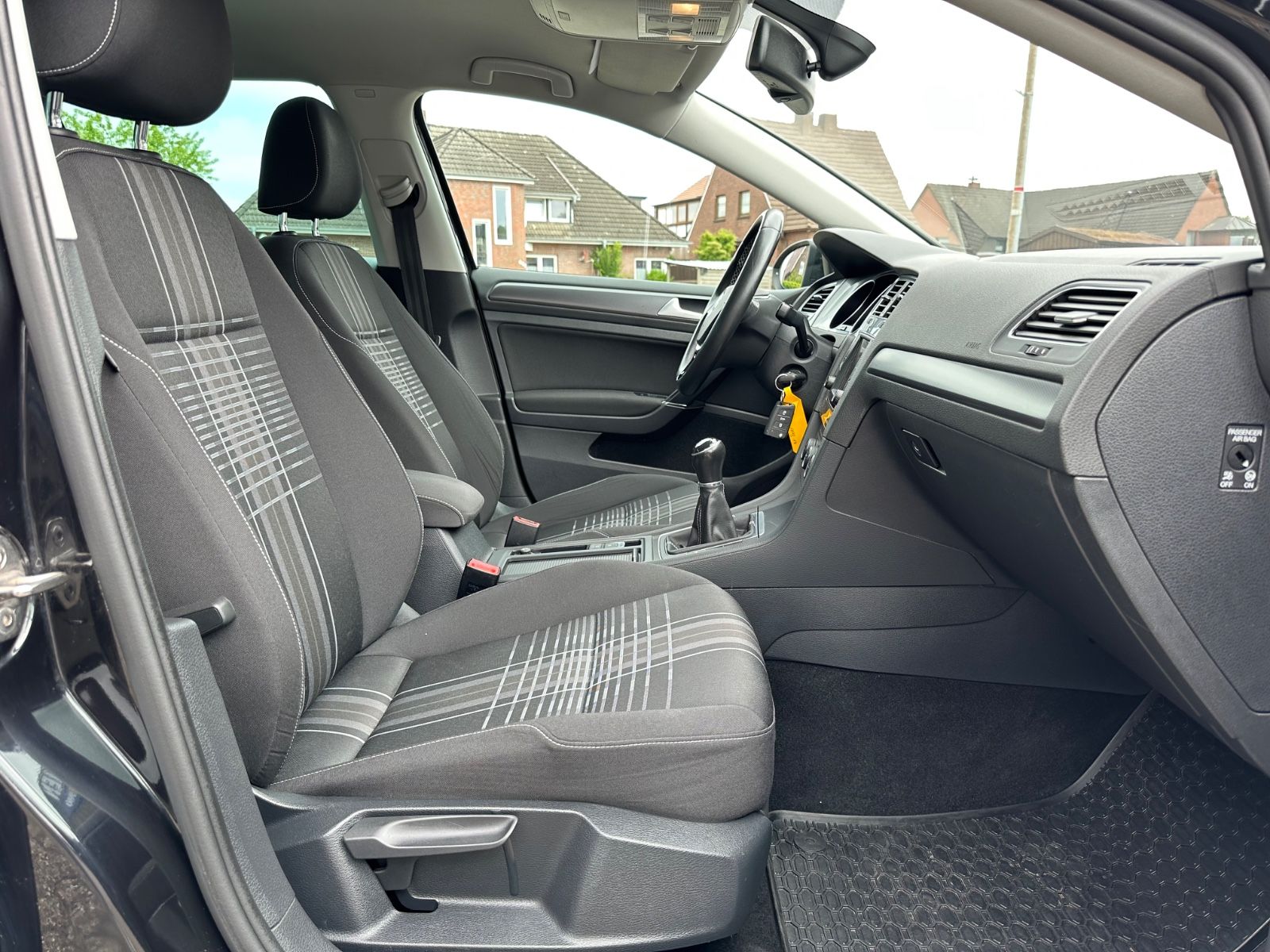 Fahrzeugabbildung Volkswagen Golf VII 1.2 TSI Lounge Navi/SHZG/BT/GRA/GJR