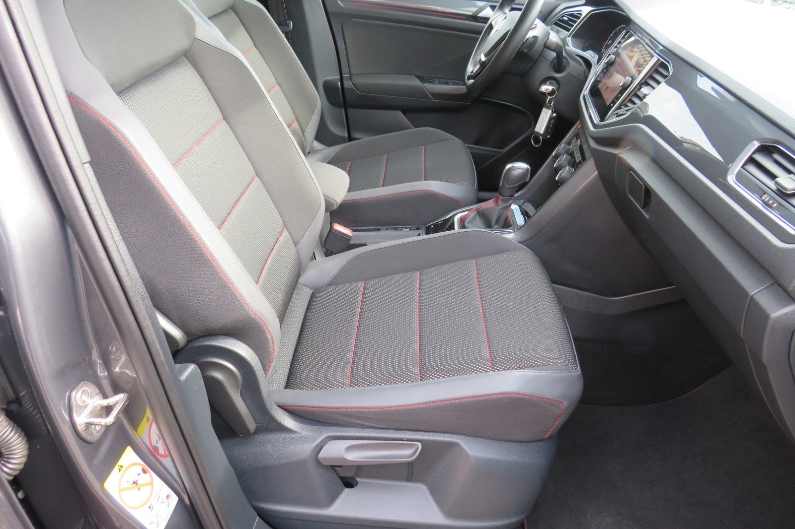 Fahrzeugabbildung Volkswagen T-Roc SPORT/R-LINE ACC KAMERA SITZH. 18`NAVI 1H