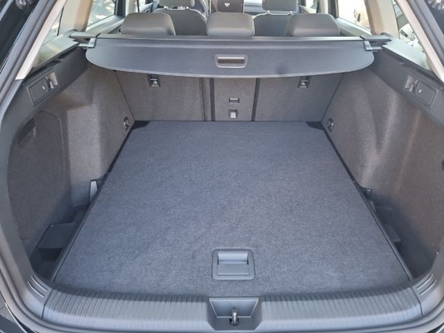 Fahrzeugabbildung Volkswagen Golf VIII Variant 1.5 TSI LIFE SHZ LED NAVI KLIM