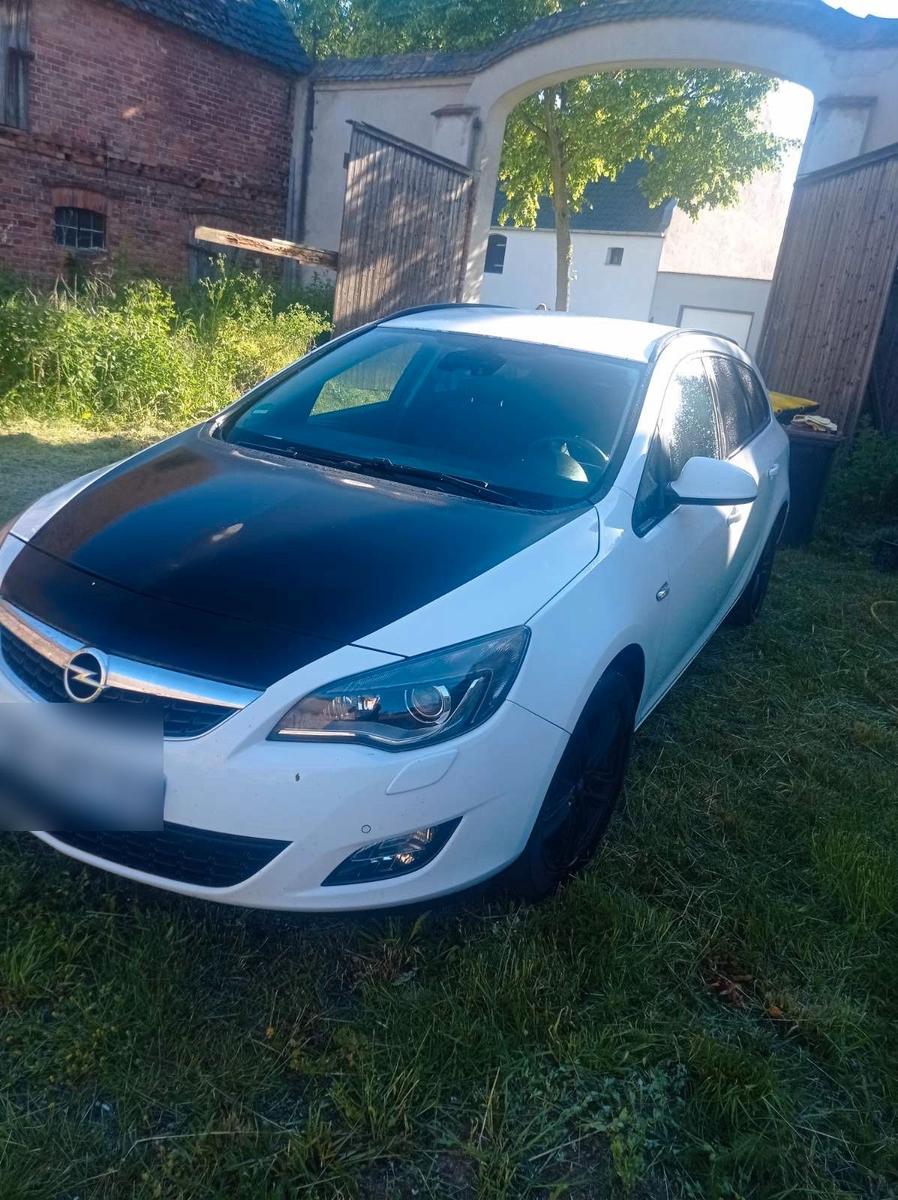 Opel Astra, 2011