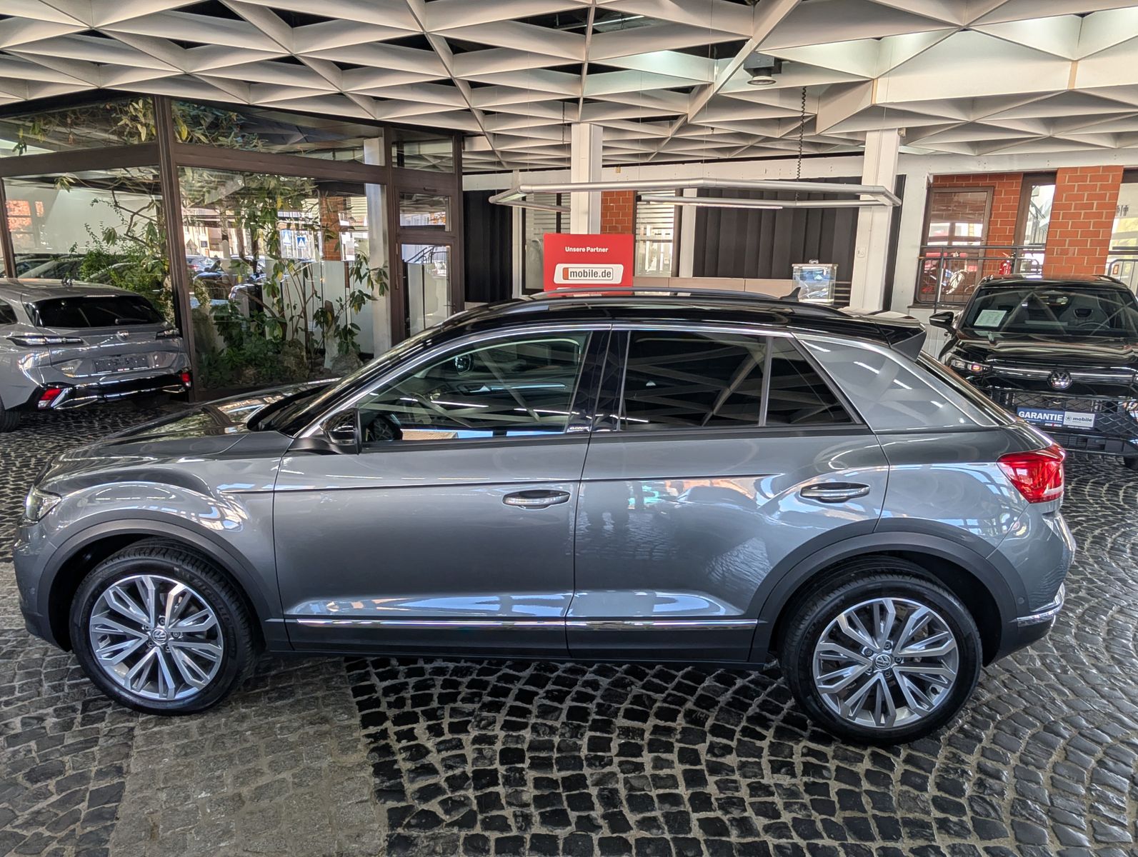 Fahrzeugabbildung Volkswagen T-Roc 1.6 TDI IQ.DRIVE ACC LED KAM SHZ AHK VIRT