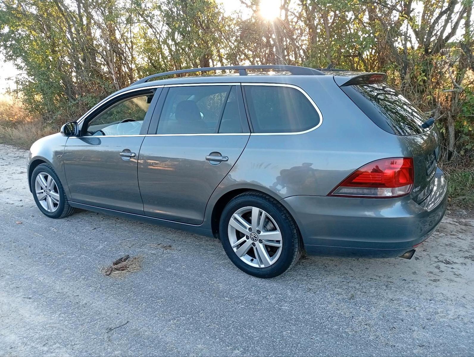 Volkswagen Golf 2010 — interior